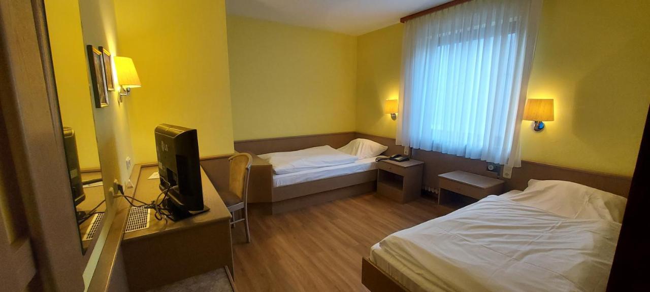Hotel Astoria Bergrheinfeld Buitenkant foto